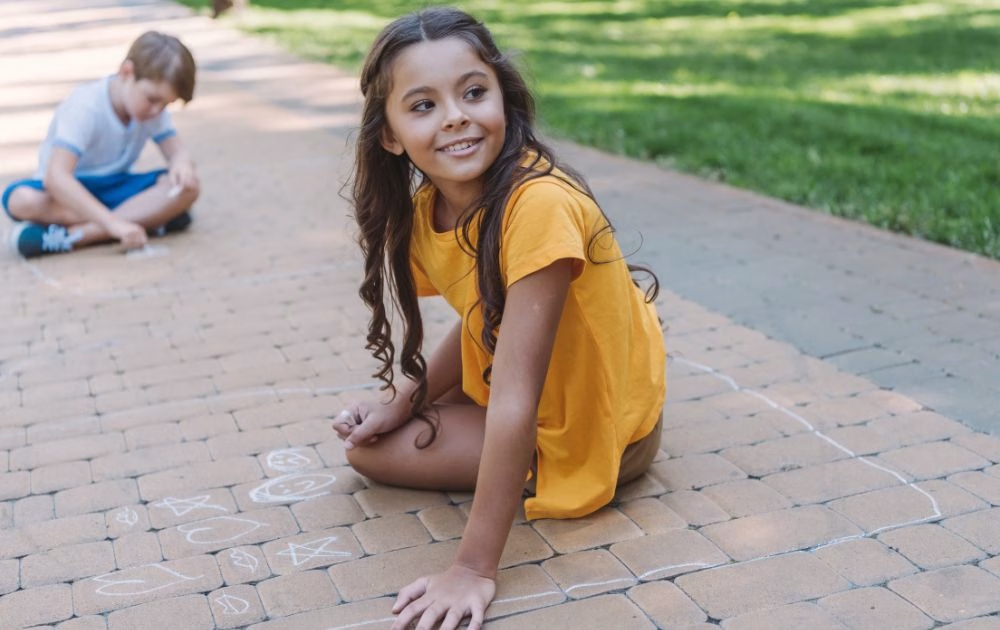 kids playing with sidewalk chalk
